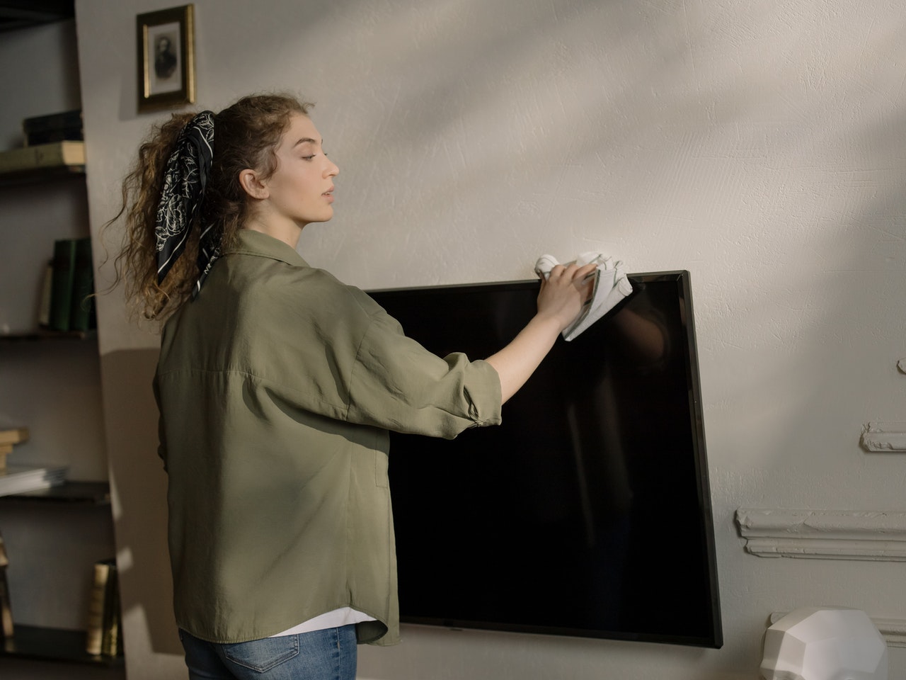 How to Pack a TV for Moving: The Worst Mistakes To Do While Packing