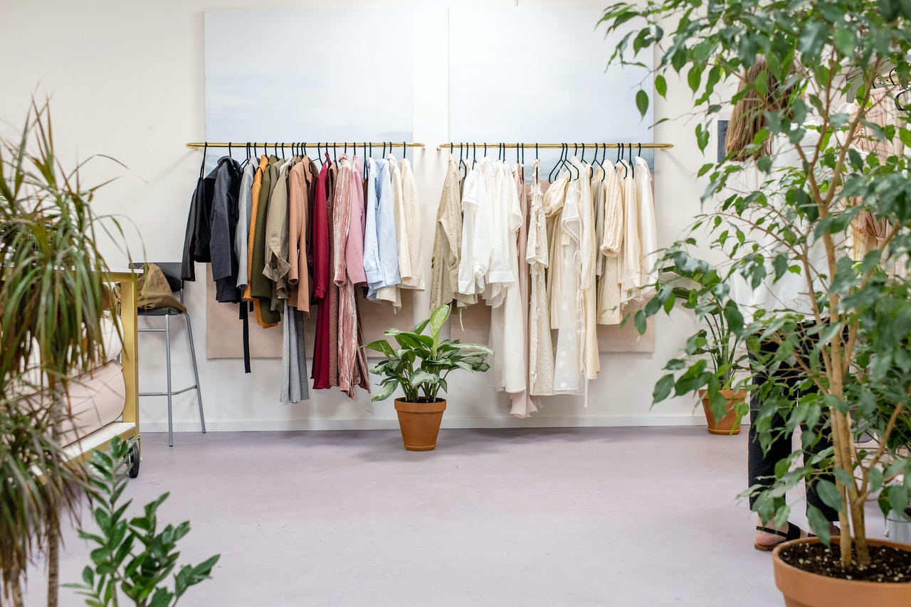How to Pack Clothes on Hangers for Moving? Ultimate Guide